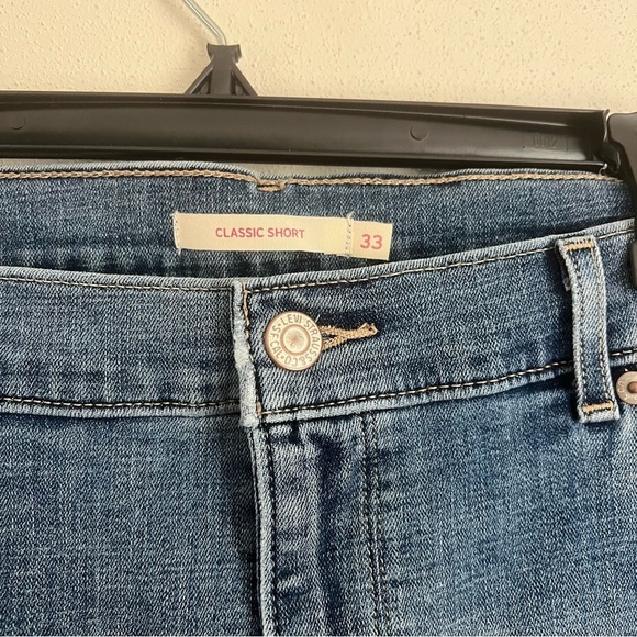Levi’s Medium Wash Classic Shorts Size 33 - Picture 2 of 4